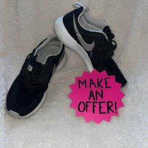 BLACK YOUTH NIKE ROCHES SIZE 7y